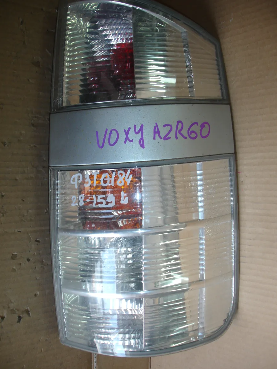 Фонарь стоп-сигнала Toyota Voxy AZR60 цена за один