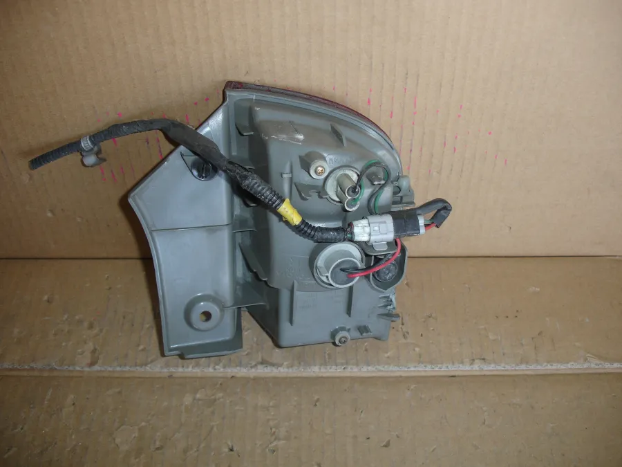 Фонарь стоп-сигнала Toyota Isis  ZNM10G цена за один