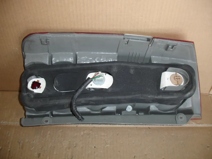 Фонарь стоп-сигнала Toyota Noah AZR60 цена за один