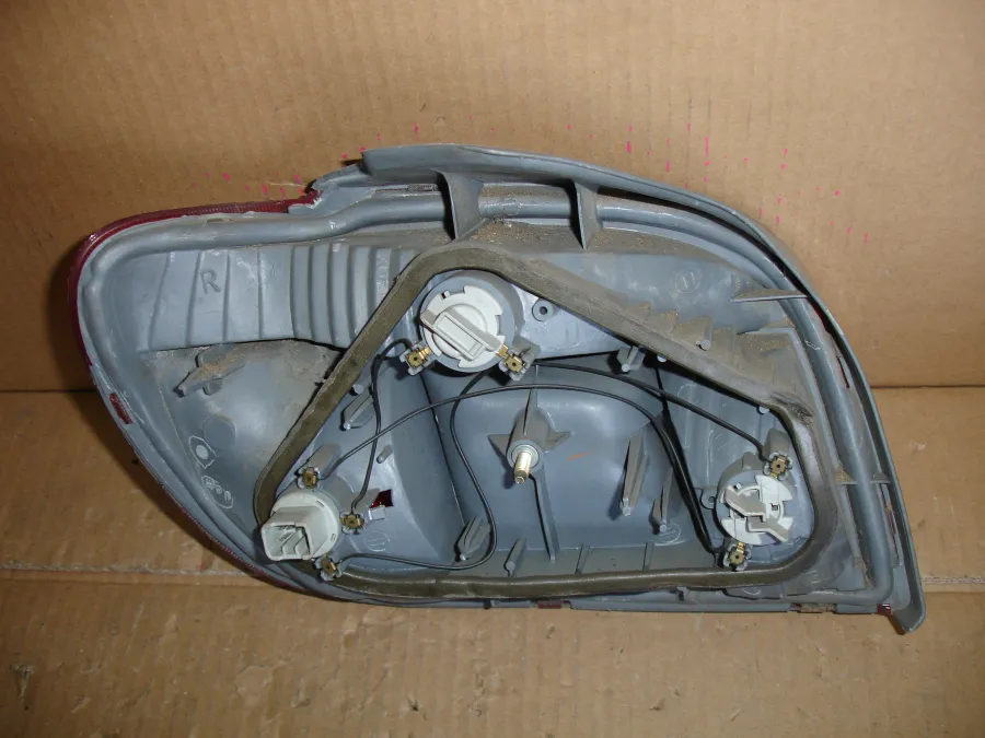 Фонарь стоп-сигнала Toyota Vitz  SCP10 цена за один