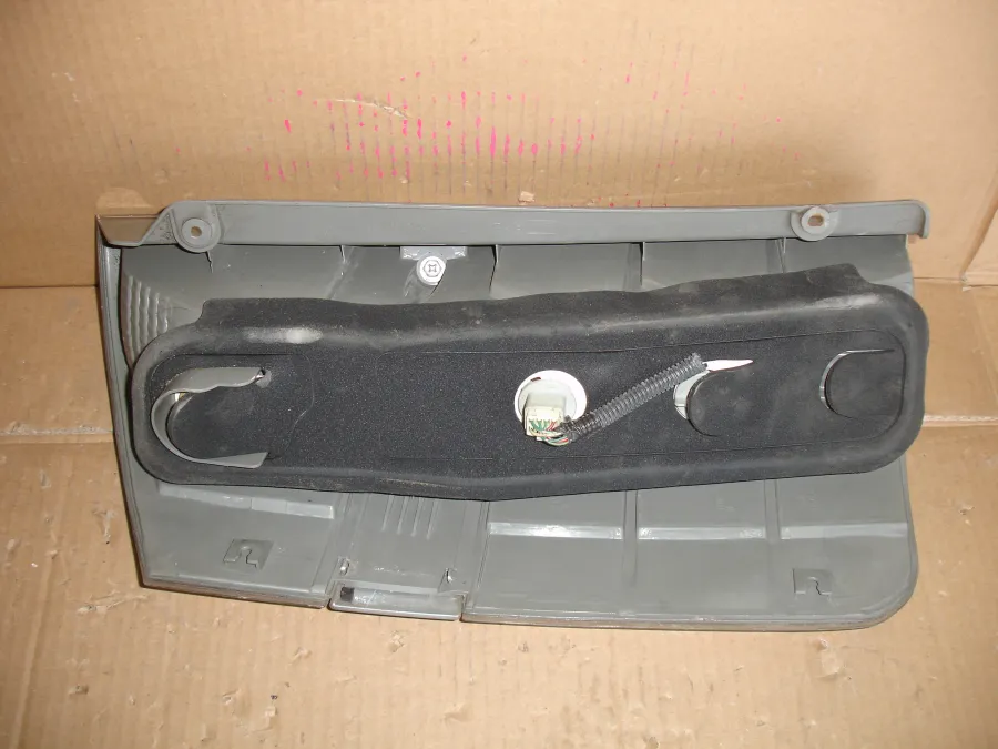 Фонарь стоп-сигнала Toyota Voxy AZR60 цена за один