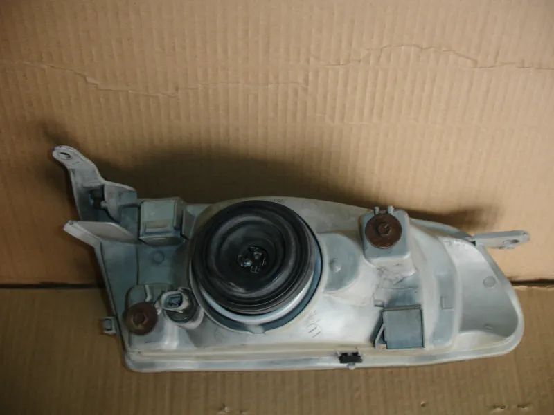 Фары оптика Toyota Sprinter L Цена указана за одну