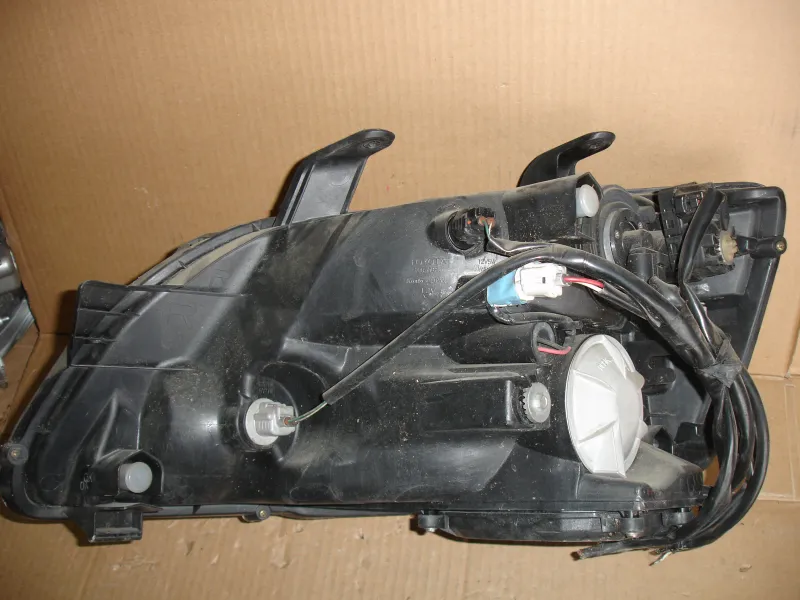 Фары оптика Toyota Noah AZR60 ксенон Цена указана за одну