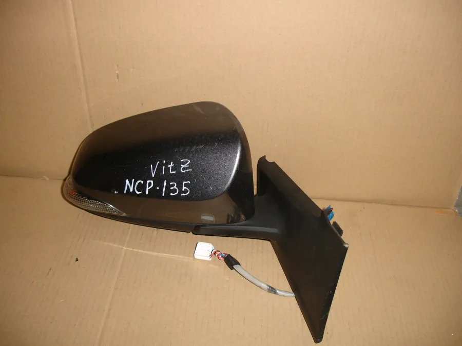 Зеркало боковое правое Toyota Vitz NCP135 черное
