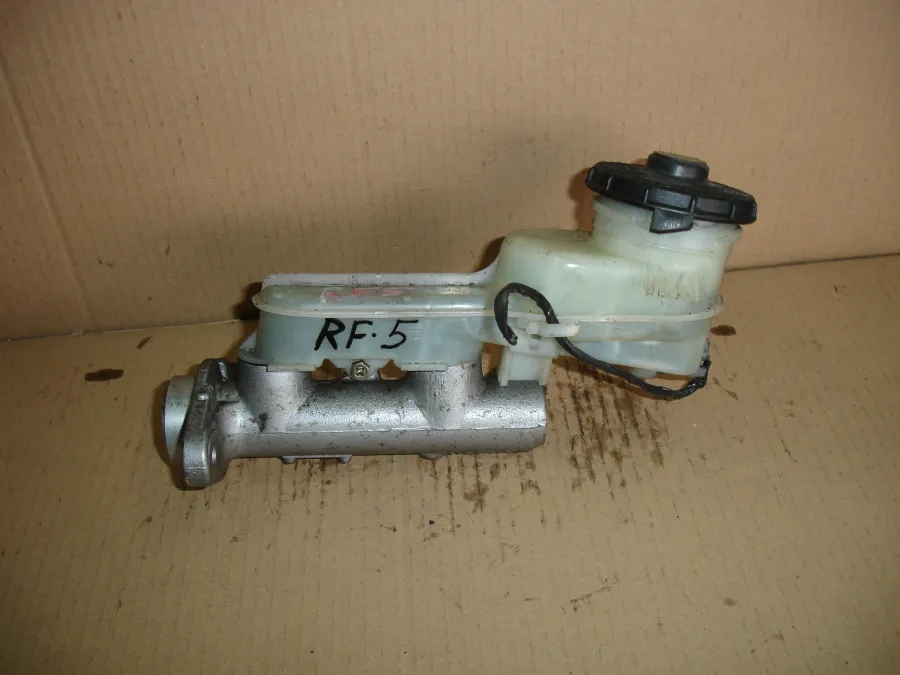 Главный тормозной цилиндр на Honda Stepwgn RF5