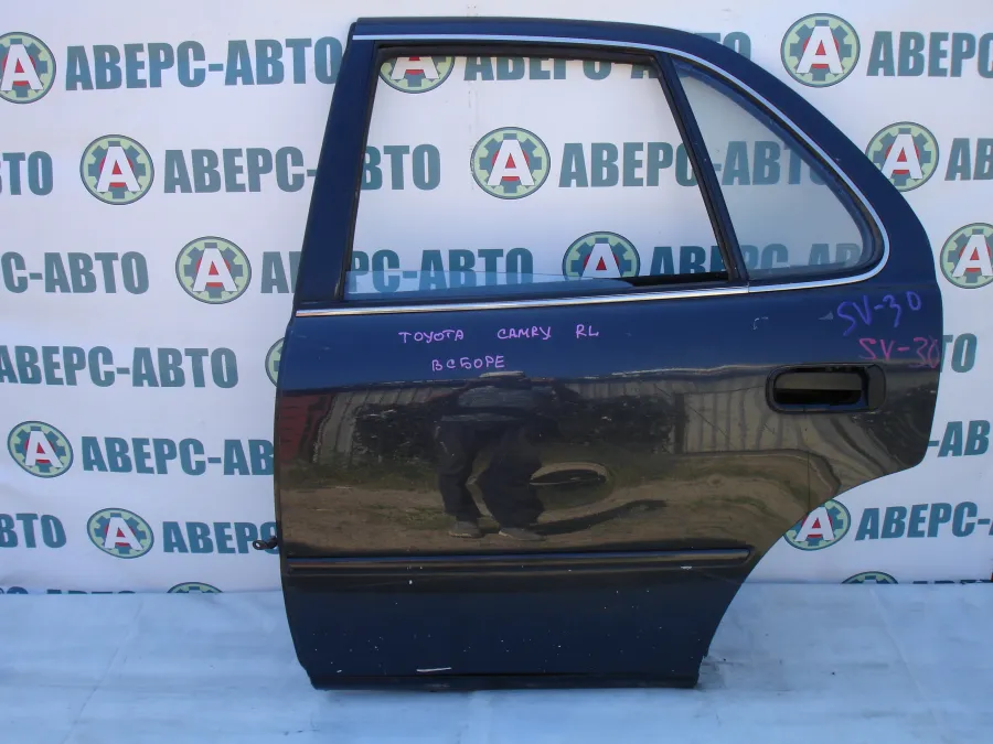 Дверь боковая левая задняя Toyota Camry SV30 черная