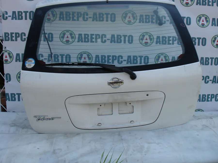 Дверь багажника Nissan Tino V10 белая