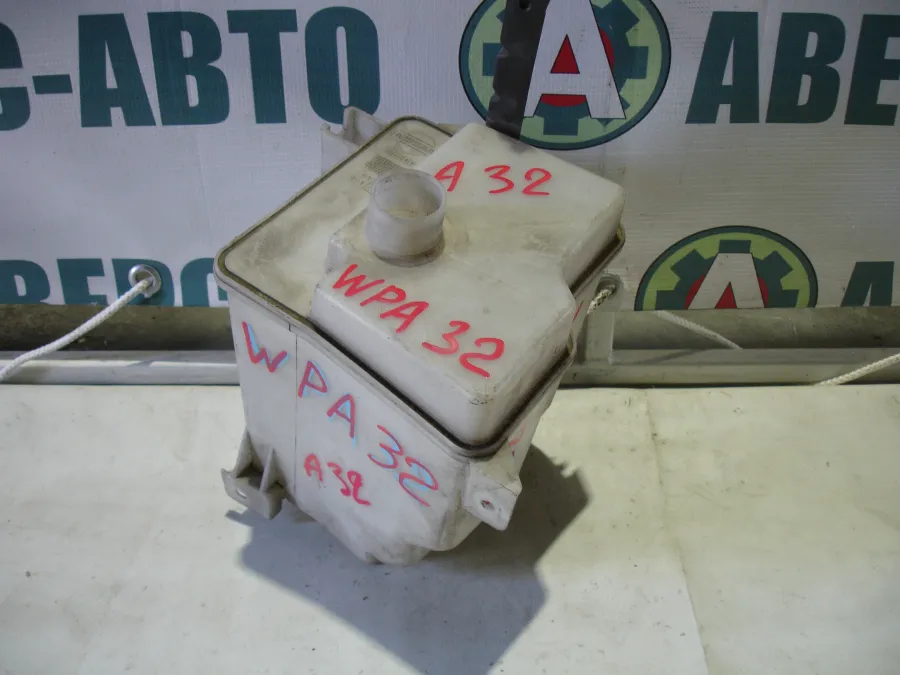 Бачок омывателя Nissan Cefiro WPA32