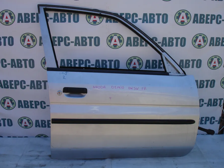 Дверь боковая правая передняя Mazda Demio DW3W серебро