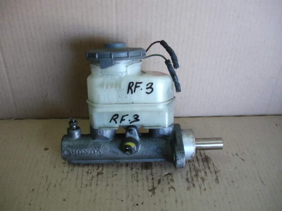 Главный тормозной цилиндр на Honda Stepwgn RF3