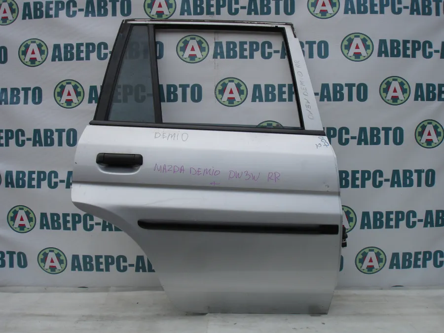 Дверь боковая правая задняя Mazda Demio DW3W серебро