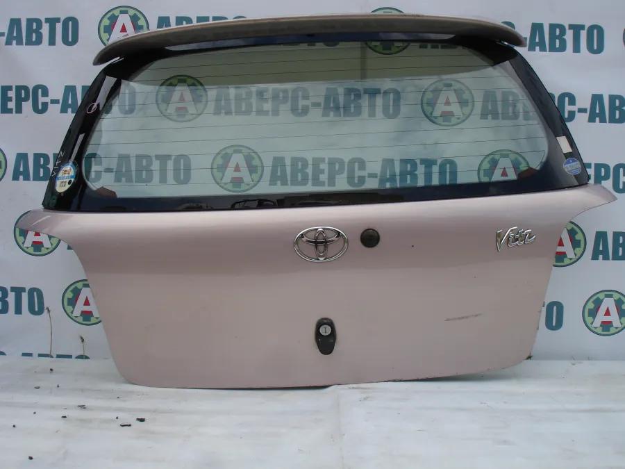 Дверь багажника Toyota Vitz NCP10 серебро