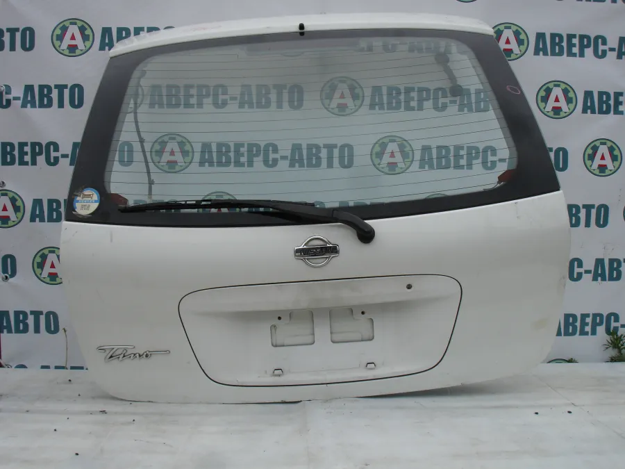 Дверь багажника Nissan Tino V10 белая