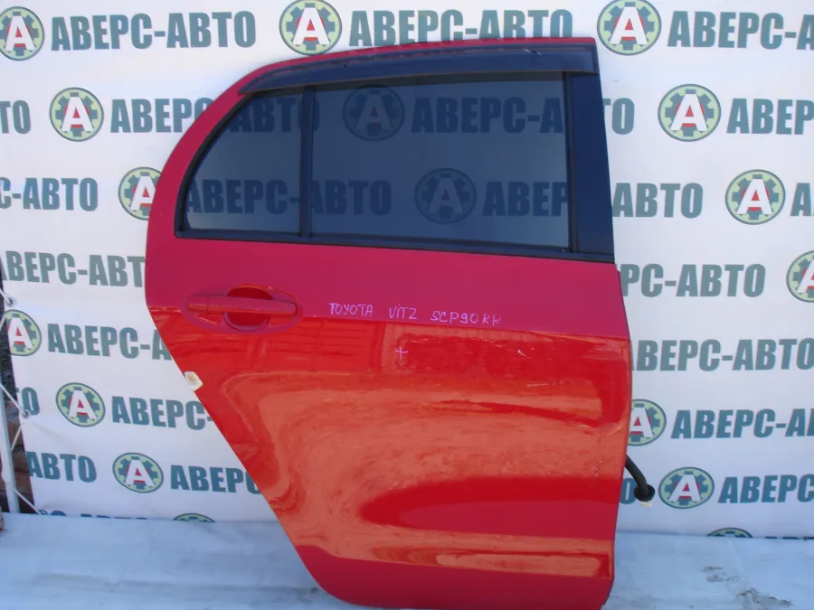 Дверь боковая правая задняя Toyota Vitz SCP90 красная