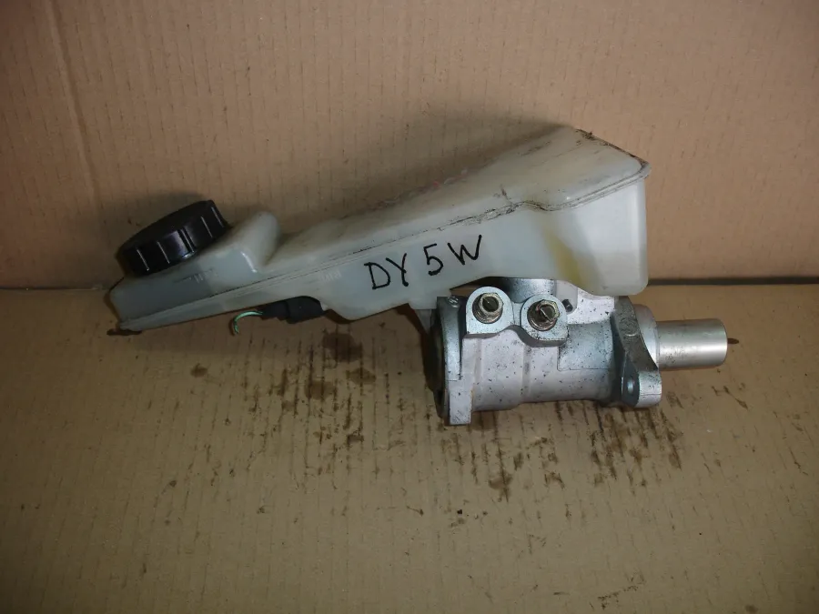 Главный тормозной цилиндр на Mazda Demio DC5W