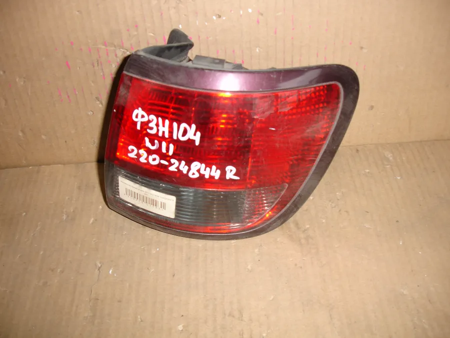 Фонарь стоп-сигнала Nissan Avenir RW11