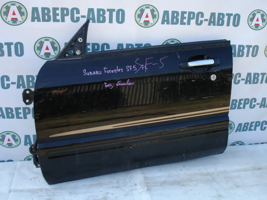 Дверь боковая лева передняя Subaru Forester SF5 черная