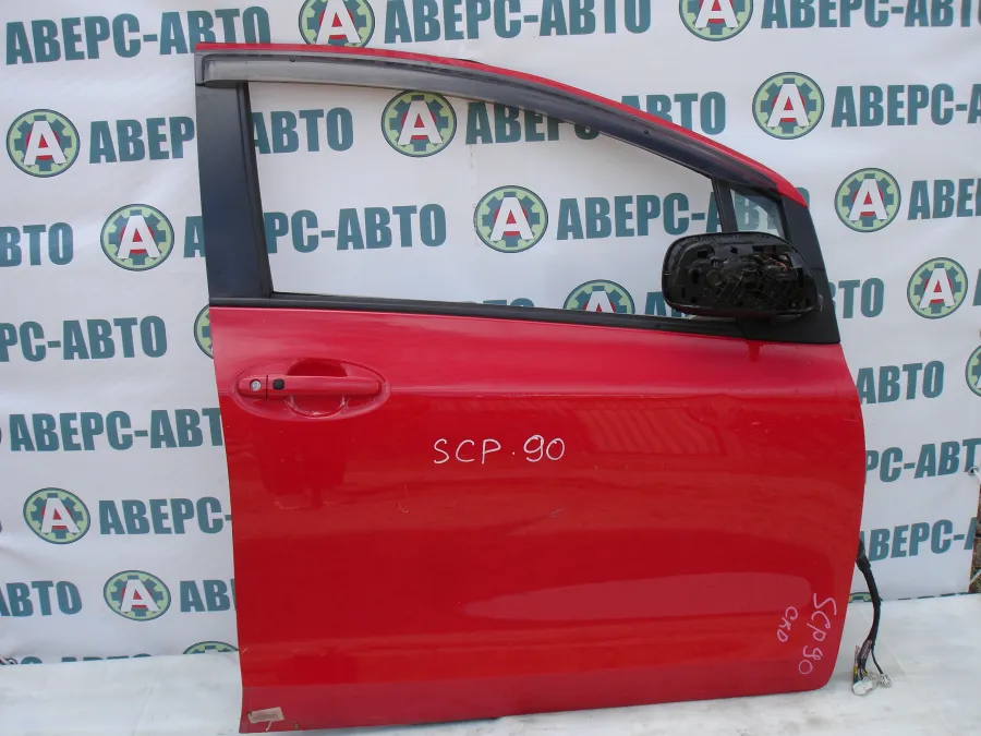 Дверь боковая правая передняя Toyota Vitz SCP90 красная