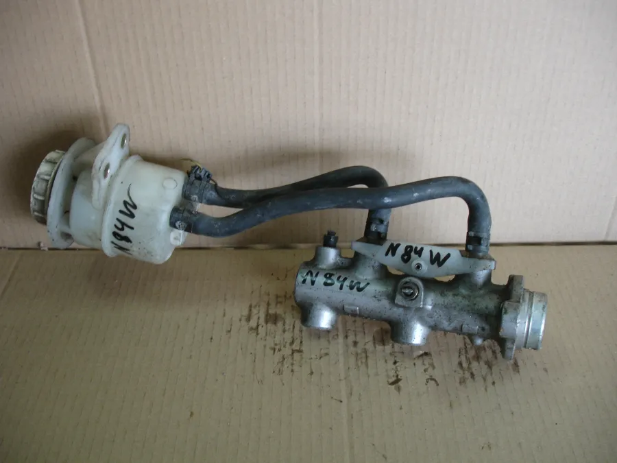 Главный тормозной цилиндр на Mitsubishi Chariot Grandis N84W