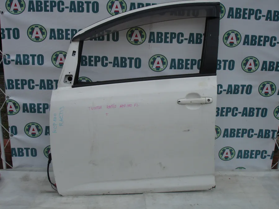 Дверь боковая левая передняя Toyota Ractis SCP100 белая