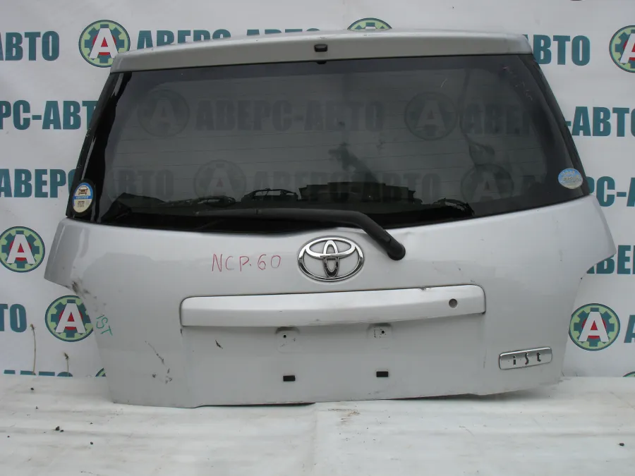 Дверь багажника Toyota IST NCP60 серебро