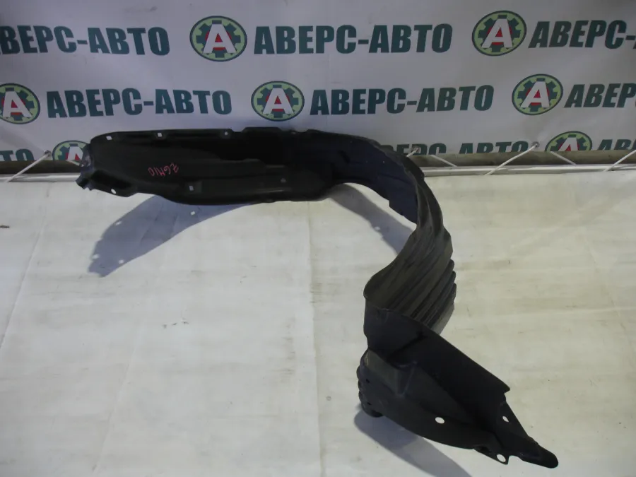 Подкрылок левый передний Toyota Isis ANM10