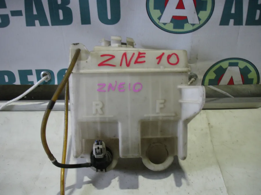 Бачок омывателя Toyota Wish ZNE10