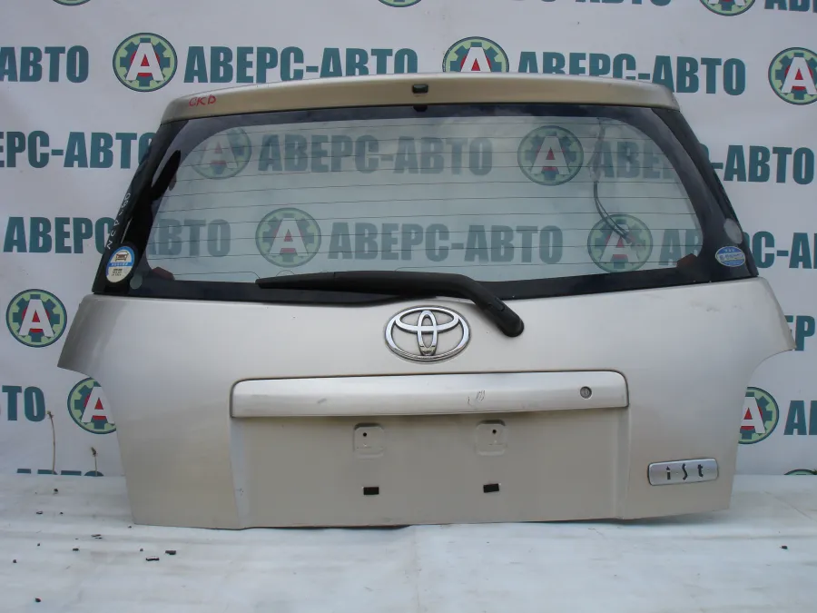 Дверь багажника Toyota IST NCP60 серебро