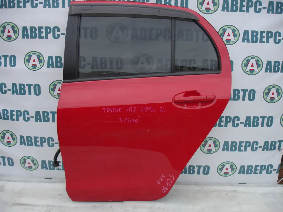 Дверь боковая левая задняя Toyota Vitz NCP90 красная