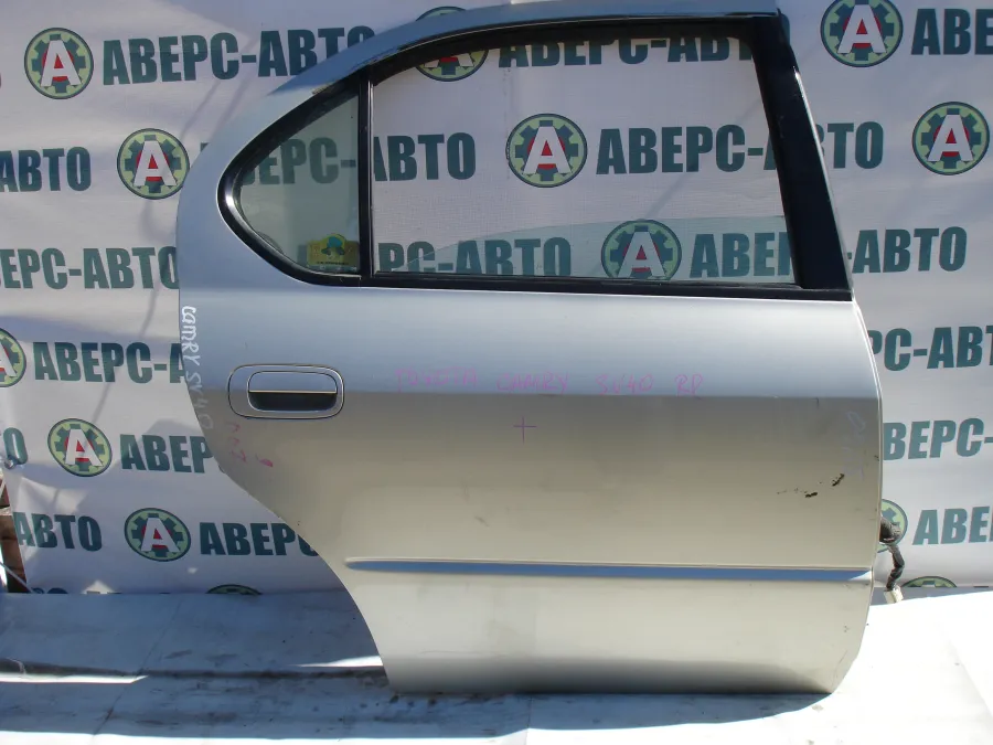 Дверь боковая задняя правая Toyota Camry SV40 серебро