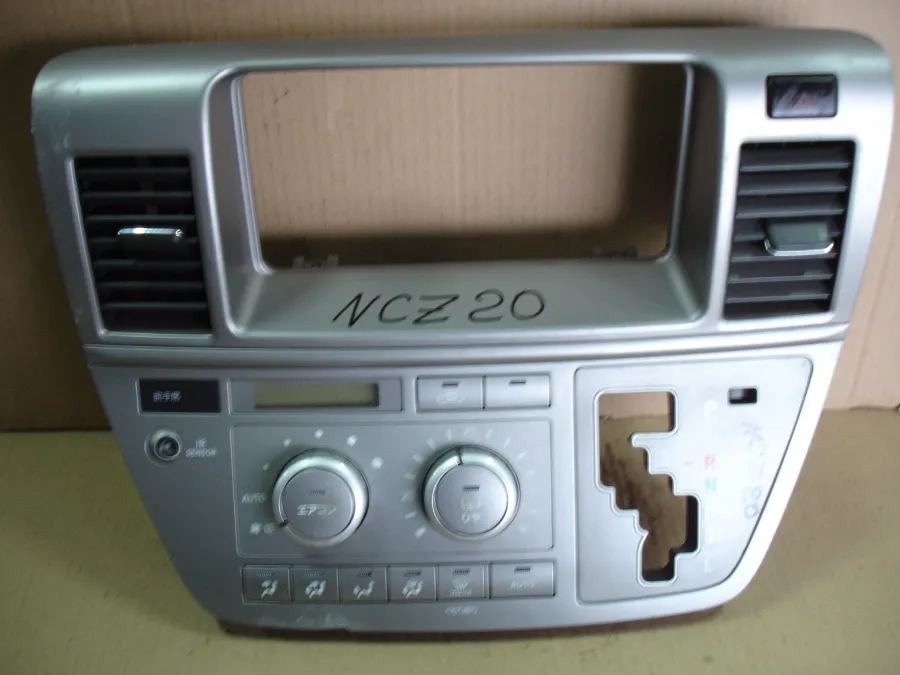 Блок управления климат-контролем Toyota Raum NCZ20