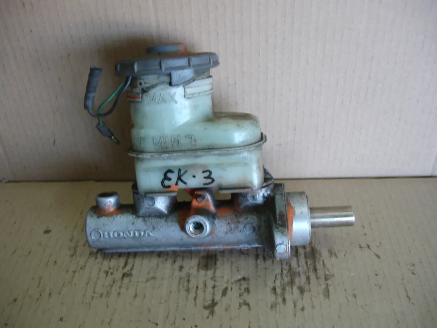 Главный тормозной цилиндр на Honda Civic EK3