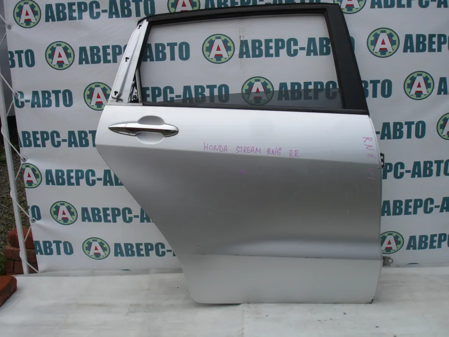 Дверь боковая правая задняя Honda Stream RN6 серебро