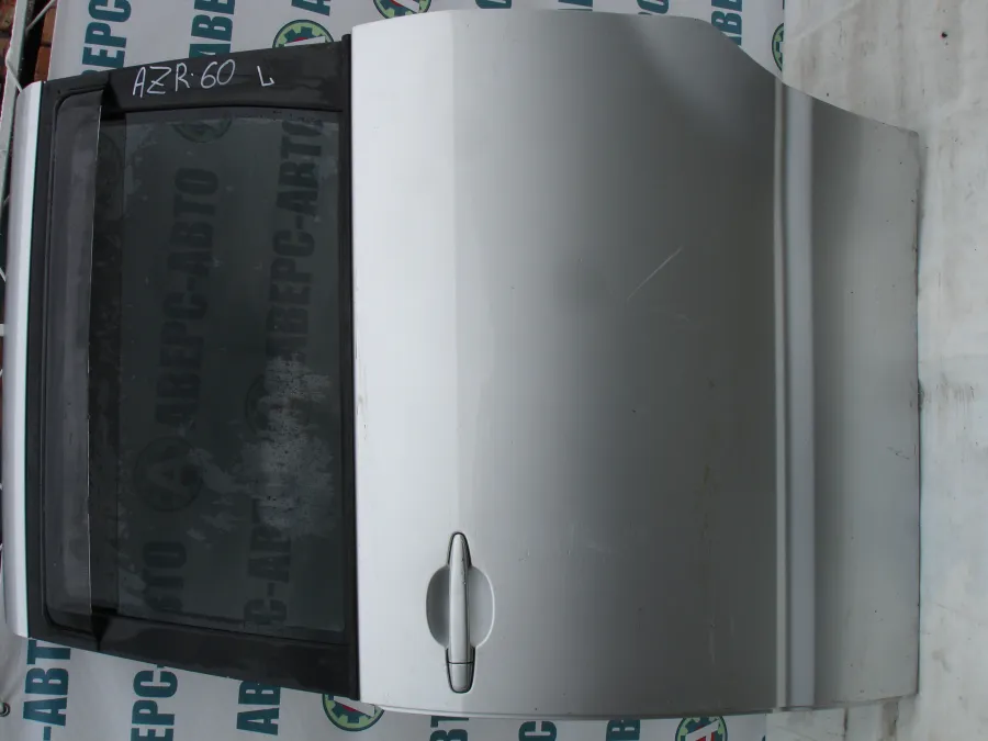Дверь боковая левая задняя Toyota Noah AZR60 серебро