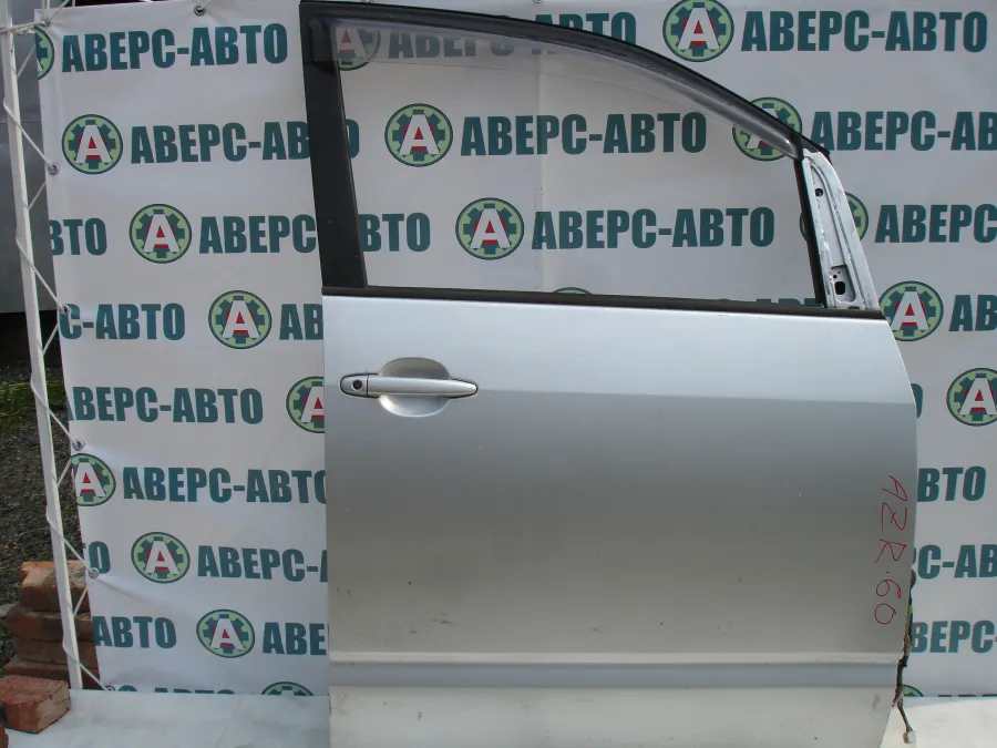 Дверь боковая правая передняя Toyota Noah AZR60 серебро